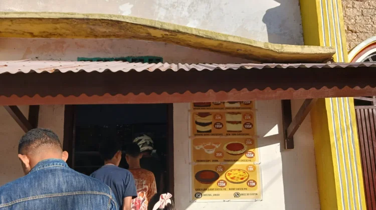 Lapak Kue Jalan Sifnana Jadi Primadona Pembeli Pagi