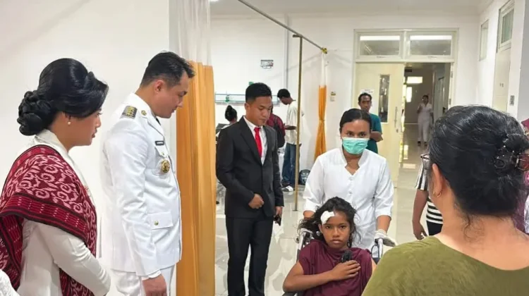 Bupati dan Wabup Tanimbar Jenguk Korban di RSUD PP. dr. Magrety Lauran.