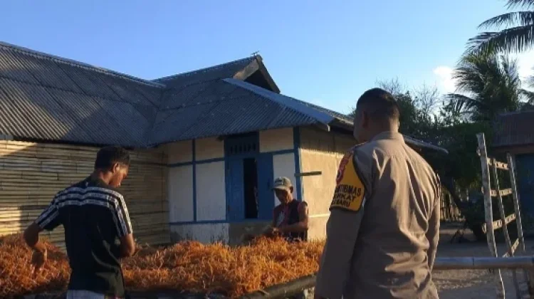 Bhabinkamtibmas Nurkat Sambangi Petani Rumput Laut
