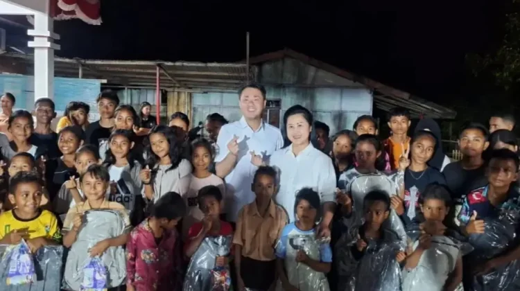 Bupati dan Ketua TP-PKK Tanimbar Berbagi Semangat Belajar dengan Puluhan Siswa