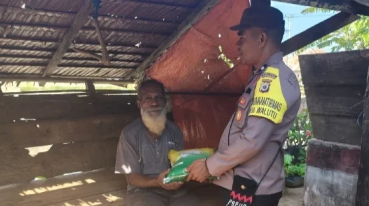 Bhabinkamtibmas Welutu Serahkan Bantuansos Bagi Lansia