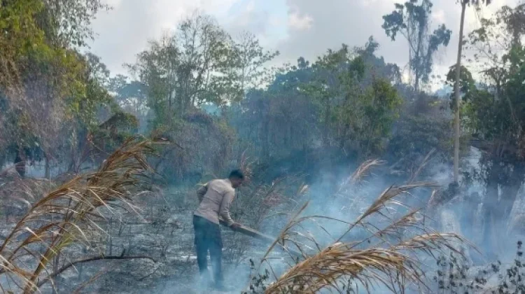Bhabinkamtibmas Lermatang dan Brimob Padamkan Karhutla