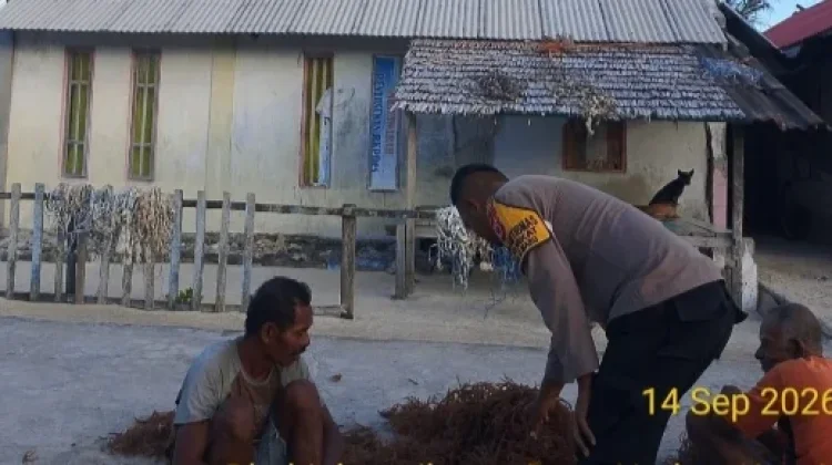 Bhabinkamtibmas Desa Nurkat Sambangi Petani Rumput Laut