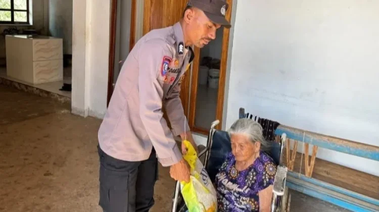 Bhabinkamtibmas Themin Salurkan Bansos Bagi Warga Lansia