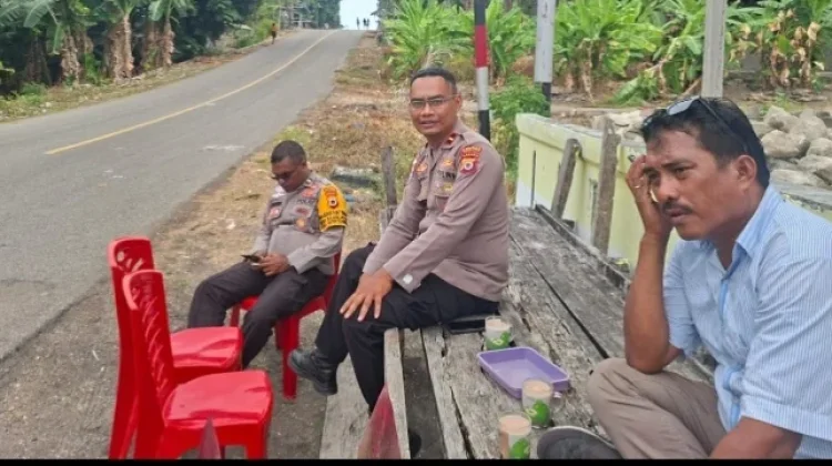 Kapolsek Wertamrian Pimpin Patroli Cipta Kondisi dan pengawalan Warga