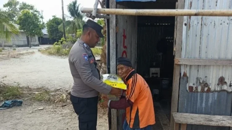 Bhabinkamtibmas Adaut II Salurkan Bansos lewat DDS