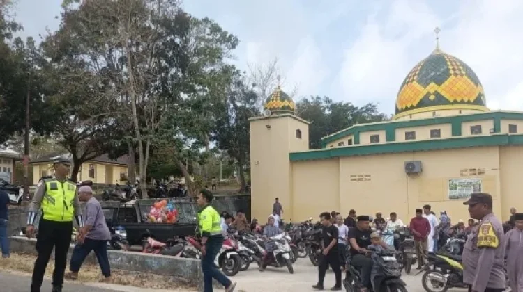 Sat Lantas Polres Kepulauan Tanimbar Amankan Sholat Jumat