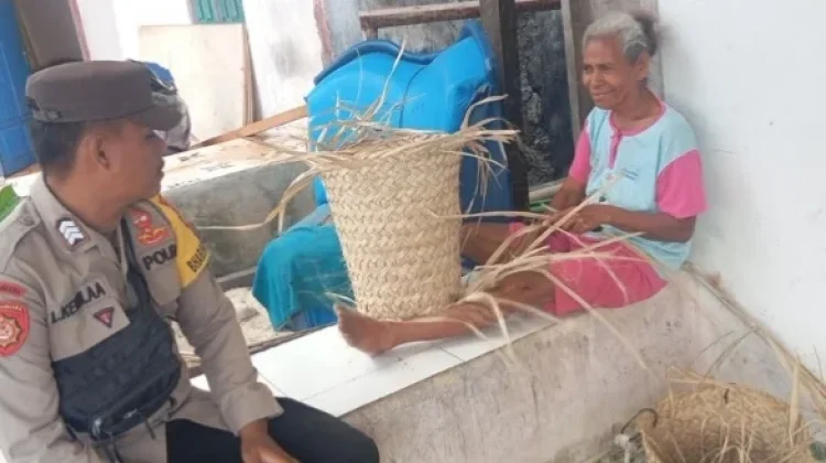 Bhabinkamtibmas Desa Sofyanin Sambangi Pengrajin Bakul Tradisional