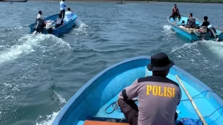 Polsek Tanut Bersama TNI kut Aksi Bersih Pantai