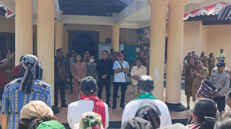 Masyarakat adat kecamatan wertamrian padati kantor DPRD kkt, minta izin HPH Tutup