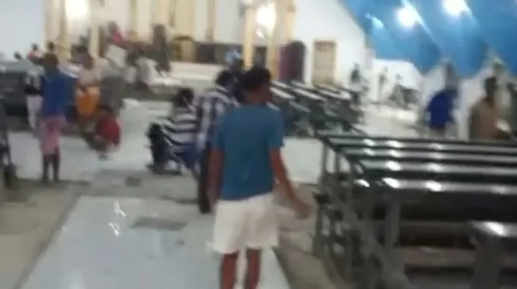 Umat Sambut Uskup jelang Peresmian Kuasi Paroki Wowonda