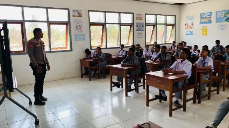 Jajaran Polsek Selaru Sukseskan Pogram "Polisi Mengajar"
