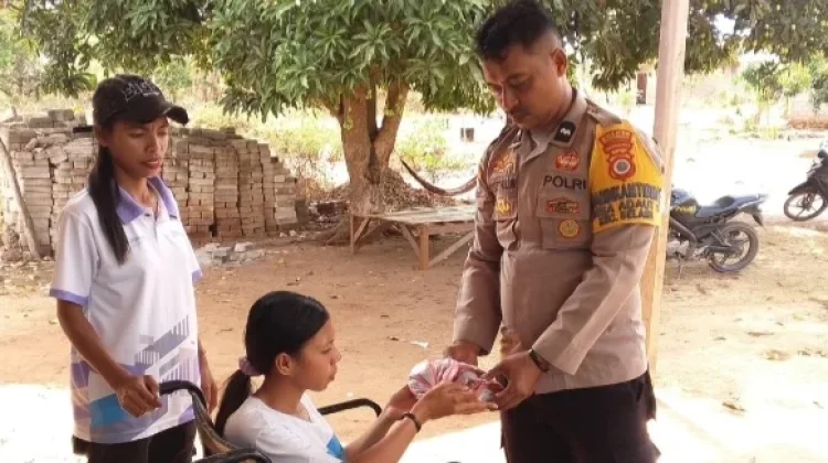 Bhabinkamtibmas Adaut Salurkan Bansos Kepada Warga Disabilitas
