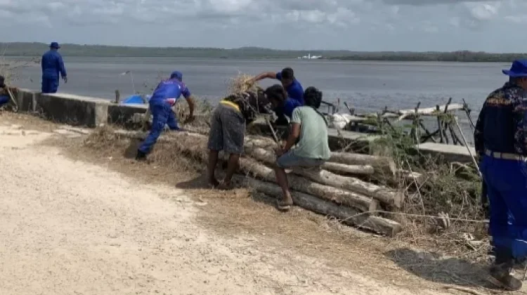 Sat Polair Polres Kepulauan Tanimbar Bersihkan Pantai