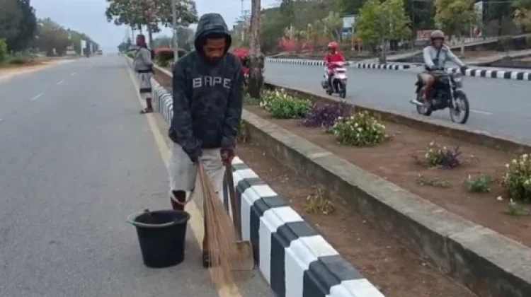 Jasa Kebersihan, Kontribusi Bagi Kota Saumlaki Tetap Bersih