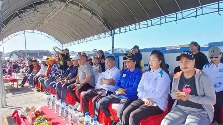Perahu Adat Dari 10 Kecamatan Warnai Teluk Saumlaki