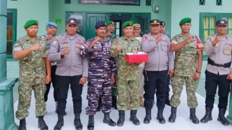 Polsek Selaru Beri Kejutan saat Peringatan HUT TNI