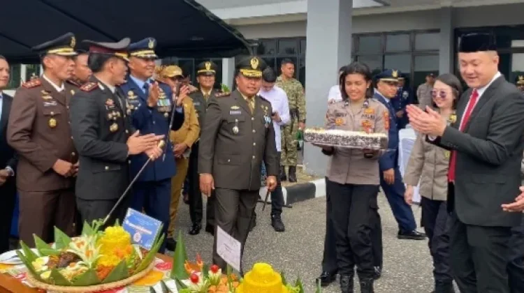 Kapolres Tanimbar Beri Kejutan Kue HUT TNI ke-81