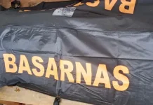 Tim SAR Gabungan Evakuasi Korban Laka Laut