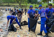 TNI-Polri Bersama Pramuka Bersihkan Pantai Pelangi
