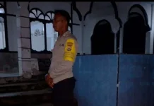 Bhabinkamtibmas Karatat Amankan Sholat Tarawih