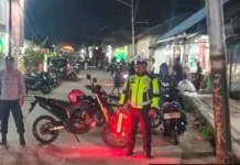 Bhabinkamtibmas Kelurahan Saumlaki Pastikan Keamanan Sholat Tarawih