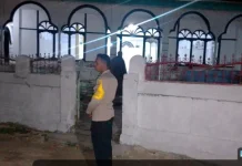 Bhabinkamtibmas Karatat Amankan Sholat Tarawih, Berikan Rasa Aman