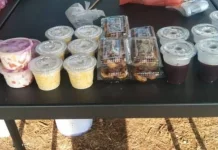 Warga Nonmuslim Tanimbar Antusias Memborong Takjil Ramadan