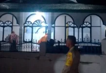 Bhabinkamtibmas Karatat Amankan Sholat Tarawih di Masjid Babbusalam