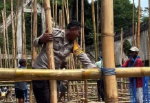 Bhabinkamtibmas Kabiarat Bantu Warga Bangun Gedung Gereja