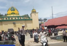 Sat Lantas Polres Kepulauan Tanimbar Kawal Sholat Berjamaah