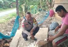 Bhabinkamtibmas Arma II Sambangi Petani Kopra