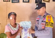 Bhabinkamtibmas Wadankou Berbagi kasih Dengan  Warga