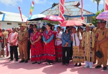 Wabup Tanimbar dan Ketua TP PKK Tanimbar Hadiri Gebyar Tenun Ikat Desa Fursui