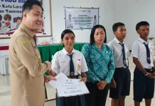 Bupati dan Wabup Tanimbar Serahkan Hadiah Lomba Mewarnai PAUD dan Video TikTok SMP