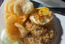 Nasi Goreng Udang Jadi Primadona Kuliner di Taman Kota Saumlaki