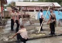 Polsek Nirunmas Warga Jemaat Waturu Bersihkan Gereja