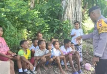 Bhabinkamtibmas Lingada Rangkul Anak-Anak di Wilayah Binaannya