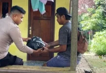 Bhabinkamtibmas Keliobar Kucurkan Bantuan Bagi Warga Kurang Mampu