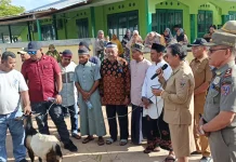 Wabup Serahkan Hewan Kurban Kepada Umat Muslim di Tanut