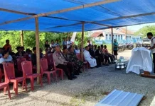 Kapolsek Selaru Hadiri Penutupan Atap Gedung Gereja Katolik