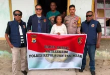 Sat Reskrim Polres Kepulauan Tanimbar Salurkan Bansos