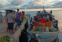 Bhabinkamtibmas Adaut Amankan Keberangkatan Kapal