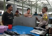Bhabinkamtibmas Kelurahan Saumlaki Sambangi Pedagang Ikan