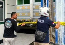 Polisi Pasang Police Line di gedung Puskesmas Saumlaki