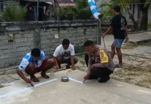 Bhabinkamtibmas Romnus Bersama Warga Siapkan Sarana Olahraga