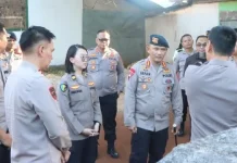 Kapolda Maluku Maluku Besuk Personel Brimob yang Sakit