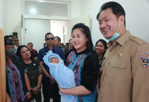 Momen Harganas 33 Bupati Tanimbar jenguk Bayi yang Ditinggalkan Orang Tuanya.