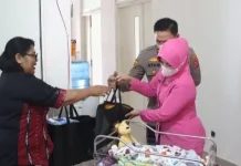 Kapolres Kepulauan Tanimbar Kunjungi Bayi Temuan Warga