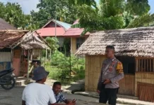 Bhabinkamtibmas Desa Waturu Sambangi Warga yang Sedang Beraktivitas